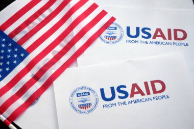 Kiev, Ukrayna - 02 12 2023: USAid logosu ve ABD bayrağı, USAid ABD 'nin uluslararası kalkınma dairesi - yurtdışında yardım, yakın plan