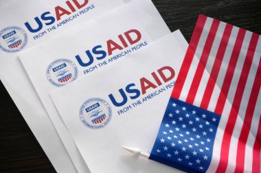Kiev, Ukrayna - 02 12 2023: USAid logosu ve ABD bayrağı, USAid ABD 'nin uluslararası kalkınma dairesi - yurtdışında yardım, yakın plan