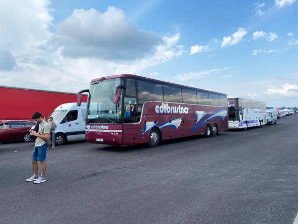 ポーランド メディカ 2022年9月9日 国境を越える ウクライナとポーランドの国境にある車やバスのライン シェギーニ メディカ — ストック写真