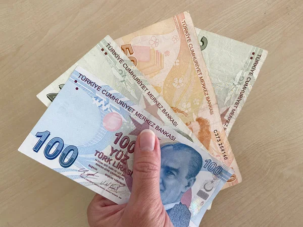 Bir sürü Türk Lira Banknotları ve tahtadan masaları var. Para banknotları paketi. Yakın çekim.
