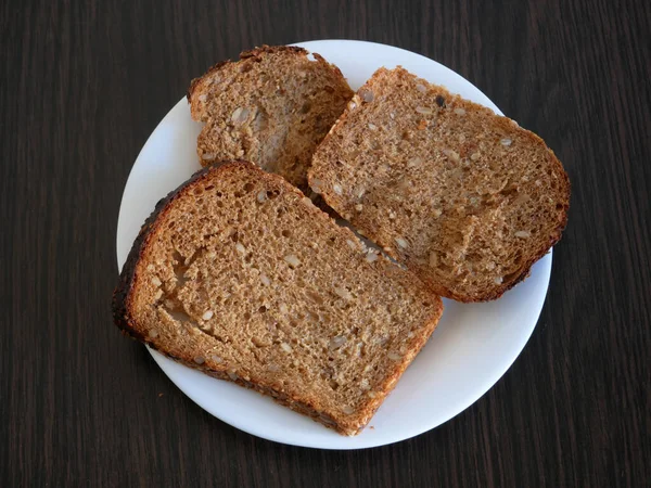 Ψωμί Ολικής Αλέσεως Πιάτο Ξύλινο Φόντο Βιολογικό Σπιτικό Ψωμί Ολικής — Φωτογραφία Αρχείου
