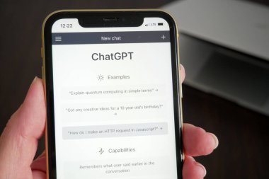 Lviv, Ukrayna - 03 11 2023: ChatGPT 'nin ticari sürümünü sunmak için OpenAI, arka planda Chat GPT giriş ekranı olan akıllı telefon görüntüsü. OpenAI 'dan yeni bir yapay zeka sohbet robotu. Yakın çekim.