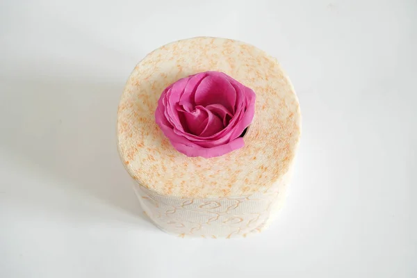 Toilettenpapier Und Rosa Rosenblumen Hintergrund Toilettenpapier Mit Einem Duftkonzept Flache — Stockfoto