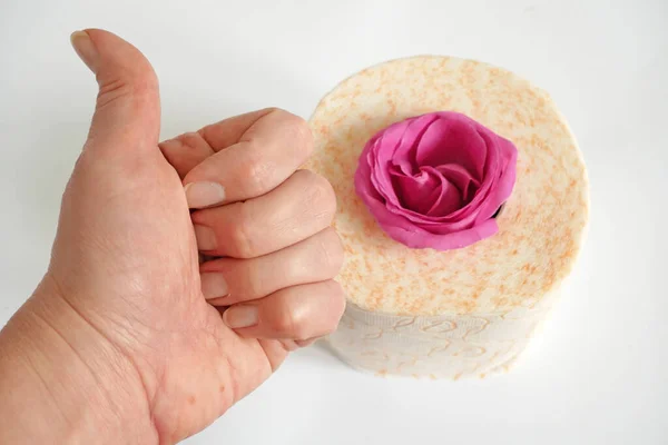 Handshow Wie Auf Toilettenpapier Und Rosa Rosenblüten Hintergrund Toilettenpapier Mit — Stockfoto