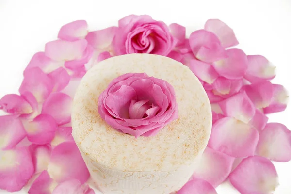 Toaletní Papír Růžové Květy Růží Okvětními Lístky Bílém Pozadí Toaletní — Stock fotografie