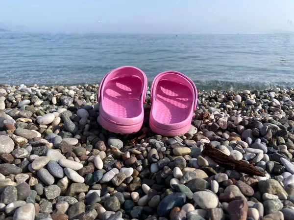 Sapatos Aqua Rosa Vazios Ficar Praia Seixos Mar Com Fundo — Fotografia de Stock