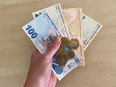 Bir sürü Türk Lira Banknotları ve tahtadan masaları var. Para banknotları paketi. Yakın çekim.