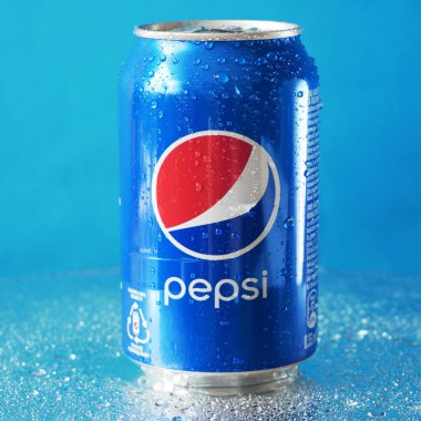 Kiev, Ukrayna - 12 Mayıs 2023: Pepsi Cola meşrubat kutusu mavi arka planda, soğuk Pepsi Pepsi PepsiCo tarafından üretilen karbonatlı meşrubattır. Pepsi 1893 'te yaratıldı ve geliştirildi.