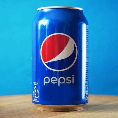 Kiev, Ukrayna - 12 Mayıs 2023: Pepsi Cola meşrubat kutusu mavi arka planda, soğuk Pepsi Pepsi PepsiCo tarafından üretilen karbonatlı meşrubattır. Pepsi 1893 'te yaratıldı ve geliştirildi.