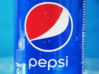 Kiev, Ukrayna - 12 Mayıs 2023: Pepsi Cola meşrubat kutusu mavi arka planda, soğuk Pepsi Pepsi PepsiCo tarafından üretilen karbonatlı meşrubattır. Pepsi 1893 'te yaratıldı ve geliştirildi.