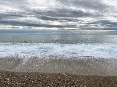 Dramatik günbatımı gökyüzü altında sakin okyanus, denizin üzerinde güzel bulutlar, güneşin doğuşu, açık hava.