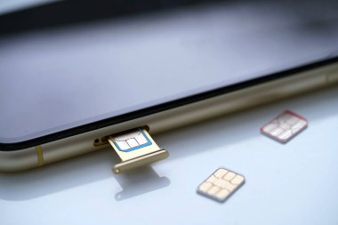 Cep telefonunun arkasına SIM kartı koyan kişi, telefona yerleştirilen Sim kartı,