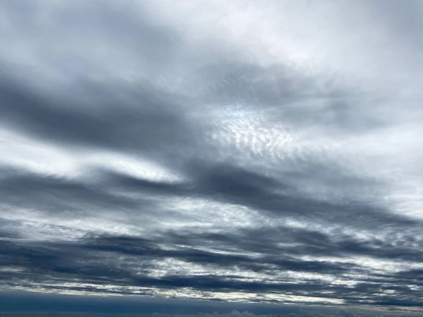 Panorama Wieczorne Niebo Niebieskimi Białymi Pomarańczowymi Chmurami Dramatyczne Niebo Chmura — Zdjęcie stockowe
