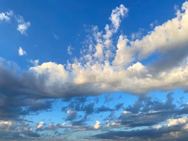 Panorama Wieczorne Niebo Niebieskimi Białymi Pomarańczowymi Chmurami Dramatyczne Niebo Chmura — Zdjęcie stockowe