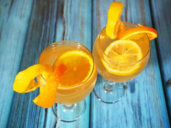 柠檬和柑橘类酒精鸡尾酒在热带海滩酒吧的两杯杜松子酒中搭配 尽收眼底 特写特写 — 图库照片