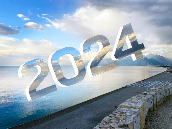 2024 Новий Рік Зображенні Спокійним Океаном Під Вражаючим Небом Заходу — стокове фото