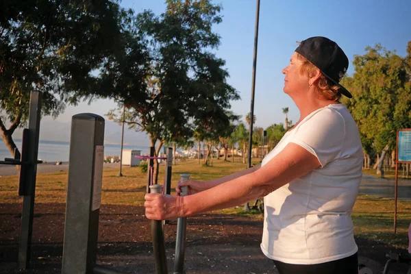 Старшая Женщина Делает Упражнения Открытом Воздухе Тренажерами Тренировки Восстановление Тренировки — стоковое фото