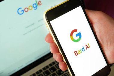 Kiev, Ukrayna - 04 / 24 / 2023: Google Bard AI sohbet robotu teknolojisi akıllı telefonda, Google yeni yapay zeka sohbet robotu Bard 'ı, yakın plan