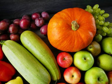 bir çok farklı meyve ve sebze, yeşil bakkal, sağlıklı taze renkli meyve ve sebze teslimat konsepti