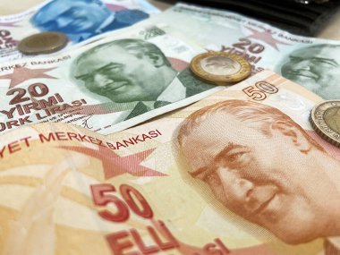 Bir sürü Türk Lira Banknotları ve tahtadan masaları var. Para banknotları paketi. Yakın çekim.