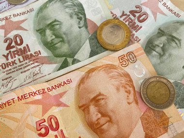 Bir sürü Türk Lira Banknotları ve tahtadan masaları var. Para banknotları paketi. Yakın çekim.