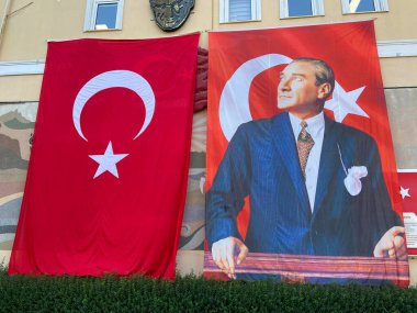 Türkiye, İstanbul - 12 Mayıs 2023: Türkiye cumhurbaşkanı Recep Tayyip Erdoğan 'ın portresi ve Türkiye' de kırmızı bayrak, cumhurbaşkanlığı seçimleri,