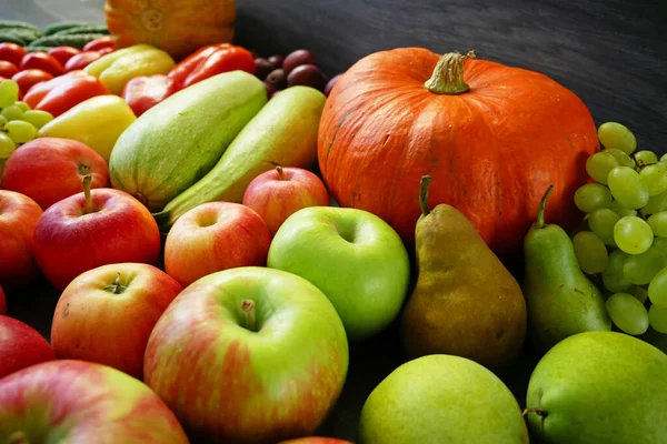 Viele Verschiedene Obst Und Gemüsesorten Grüner Lebensmittelladen Gesundes Frisch Gefärbtes — Stockfoto