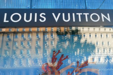 Varşova, Polonya - 05 10 2022: Louis Vuitton mağazası. LV kısaltılmış, Louis Vuitton, Fransız moda evi ve lüks perakende şirketi. Yakın çekim.
