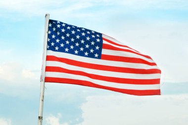 Mavi gökyüzü arka planında Amerikan Bayrak Dalgası Kapanışı, Amerika Birleşik Devletleri Yassı Bayrakları, yakın plan