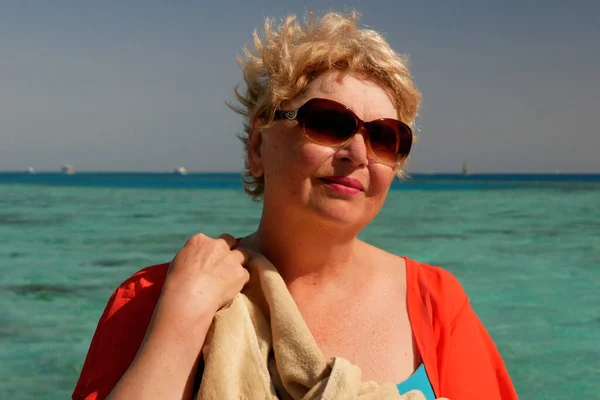 Seniorin Wischt Sich Mit Handtuch Strand Den Schweiß Von Der — Stockfoto