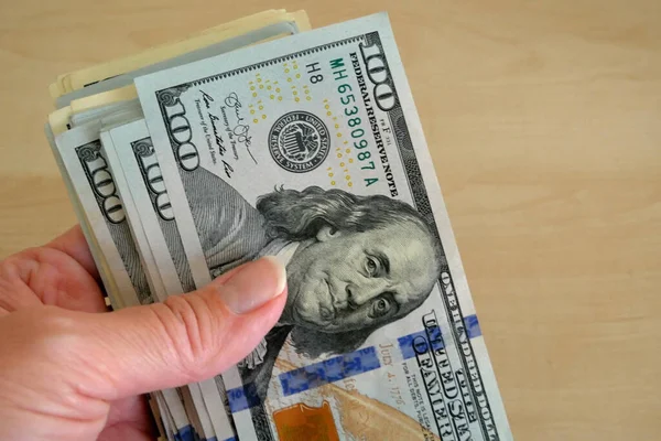 Hand Hält Einen Großen Stapel Dollar Usa Geld Auf Hölzernem — Stockfoto