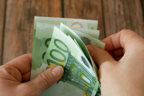 Mão Segurando Grande Pilha Dinheiro Euro Fundo Madeira Dinheiro Dinheiro — Fotografia de Stock