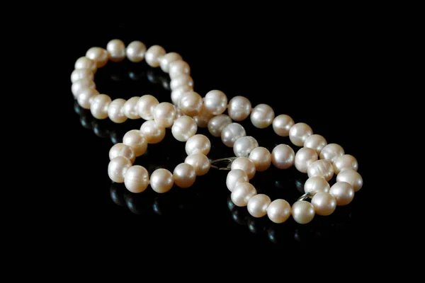 Hermoso Collar Perlas Blancas Sobre Fondo Negro Vista Superior Primer —  Fotos de Stock