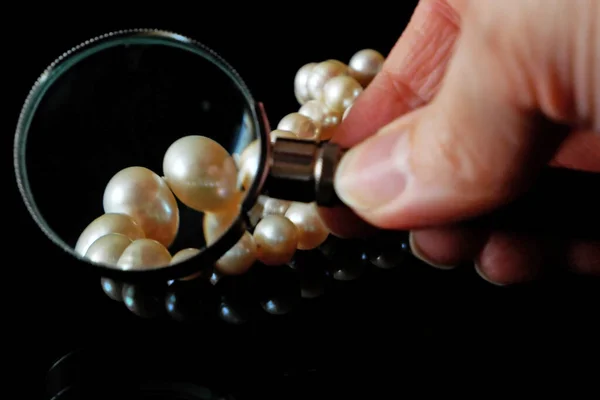 Collana Perle Bianche Lente Ingrandimento Sfondo Bianco Vista Dall Alto — Foto Stock