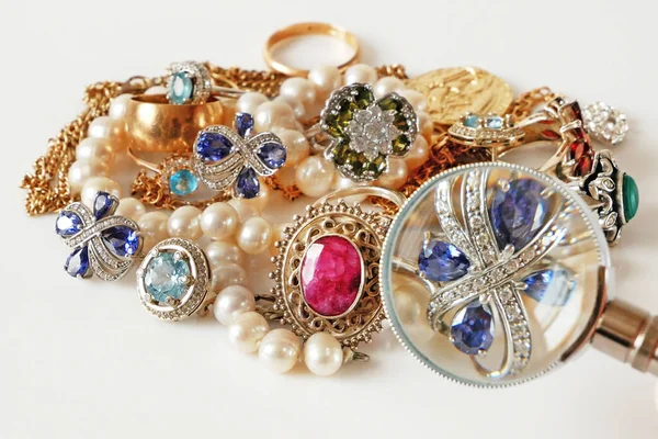 多くの黄金と銀の宝石 真珠のネックレスとお金米ドルのスタック 質屋の概念 宝石店のコンセプト — ストック写真
