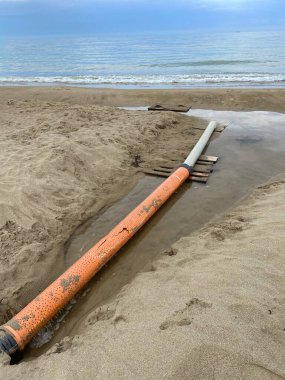 Kirli atık suyun denize boşaltılması, Deniz Kirliliği konsepti, yakın çekim