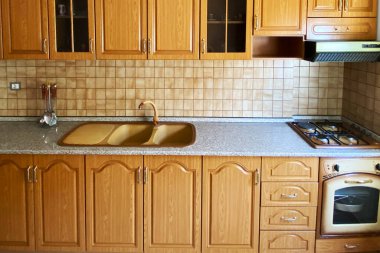 Mutfak gereçleri, mutfak gereçleri, lavabo, soba, musluk ve gri masa, metin, ön görüş ve açık hava için fotokopi alanı.