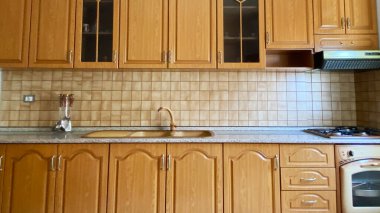 Mutfak gereçleri, mutfak gereçleri, lavabo, soba, musluk ve gri masa, metin, ön görüş ve açık hava için fotokopi alanı.