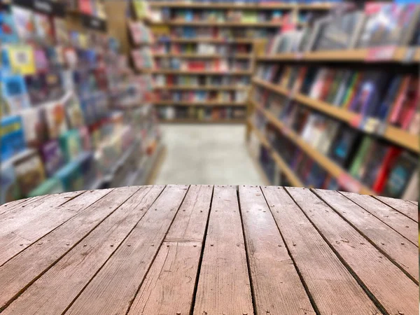 Пустой Деревянный Стол Книжными Полками Blur Заднем Плане Книжного Магазина — стоковое фото