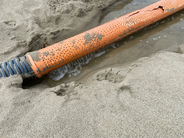 Kirli atık suyun denize boşaltılması, Deniz Kirliliği konsepti, yakın çekim