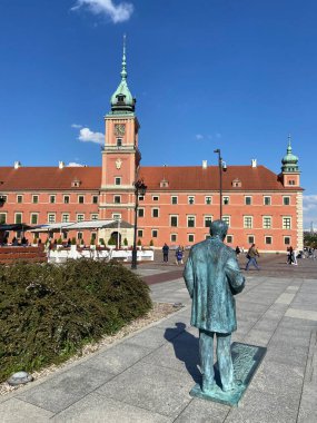 Varşova Polonya - 06 06 2022: Varşova 'daki eski kasaba meydanı, Kraliyet kalesi ve eski kasaba, Old Town Market Place meydanı, açık hava
