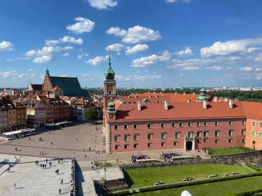 Varşova Polonya - 06 06 2022: Varşova 'daki eski kasaba meydanı, Kraliyet kalesi ve eski kasaba, Old Town Market Place meydanı, açık hava