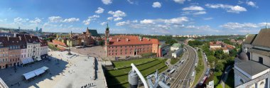 Varşova Polonya - 06 06 2022: Varşova 'daki eski kasaba meydanı, Kraliyet kalesi ve eski kasaba, Old Town Market Place meydanı, açık hava
