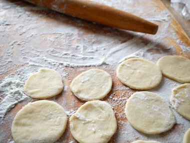 Ahşap masada el yapımı taze ravioli. Ve ricotta ravioli, üst manzara, yakın çekim.