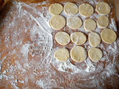 Ahşap masada el yapımı taze ravioli. Ve ricotta ravioli, üst manzara, yakın çekim.