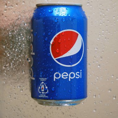 Kiev, Ukrayna - 12 Mayıs 2023: Pepsi Cola meşrubat kutusu mavi arka planda, soğuk Pepsi Pepsi PepsiCo tarafından üretilen karbonatlı meşrubattır. Pepsi 1893 'te yaratıldı ve geliştirildi.