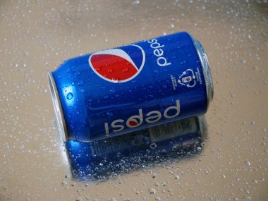 Kiev, Ukrayna - 12 Mayıs 2023: Pepsi Cola meşrubat kutusu mavi arka planda, soğuk Pepsi Pepsi PepsiCo tarafından üretilen karbonatlı meşrubattır. Pepsi 1893 'te yaratıldı ve geliştirildi.