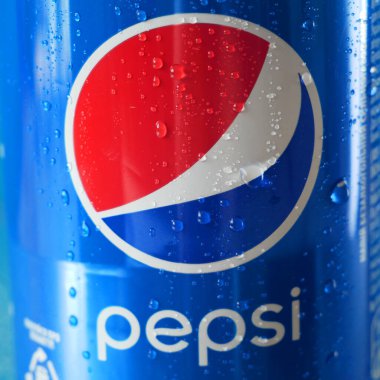 Kiev, Ukrayna - 12 Mayıs 2023: Pepsi Cola meşrubat kutusu mavi arka planda, soğuk Pepsi Pepsi PepsiCo tarafından üretilen karbonatlı meşrubattır. Pepsi 1893 'te yaratıldı ve geliştirildi.