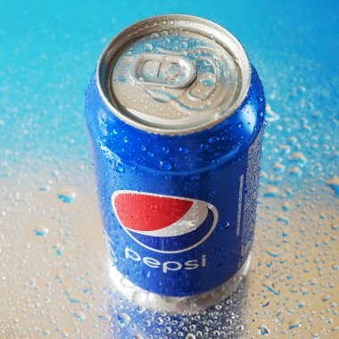 Kiev, Ukrayna - 12 Mayıs 2023: Pepsi Cola meşrubat kutusu mavi arka planda, soğuk Pepsi Pepsi PepsiCo tarafından üretilen karbonatlı meşrubattır. Pepsi 1893 'te yaratıldı ve geliştirildi.