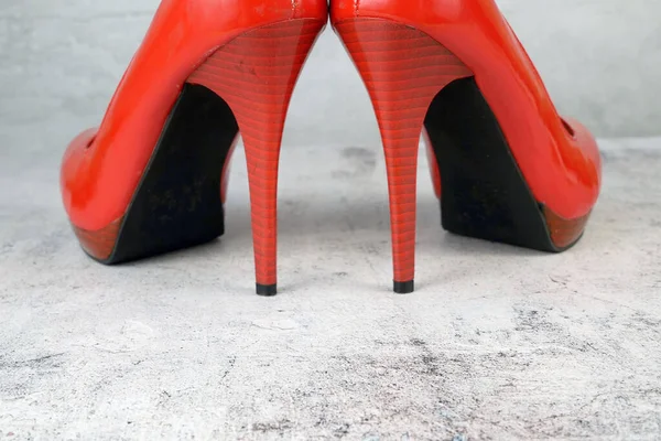 Rode Vrouw Schoenen Met Hoge Hakken Grijze Achtergrond Met Kopieerruimte — Stockfoto